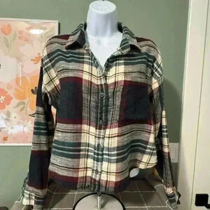 American Eagle cropped flannel M